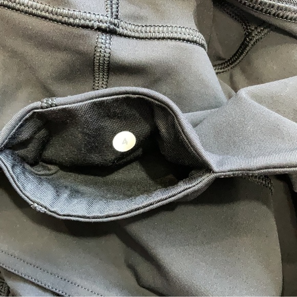 lululemon Seek the Heat Crop black size 4 with side pockets and rushed hem - Picture 7 of 10